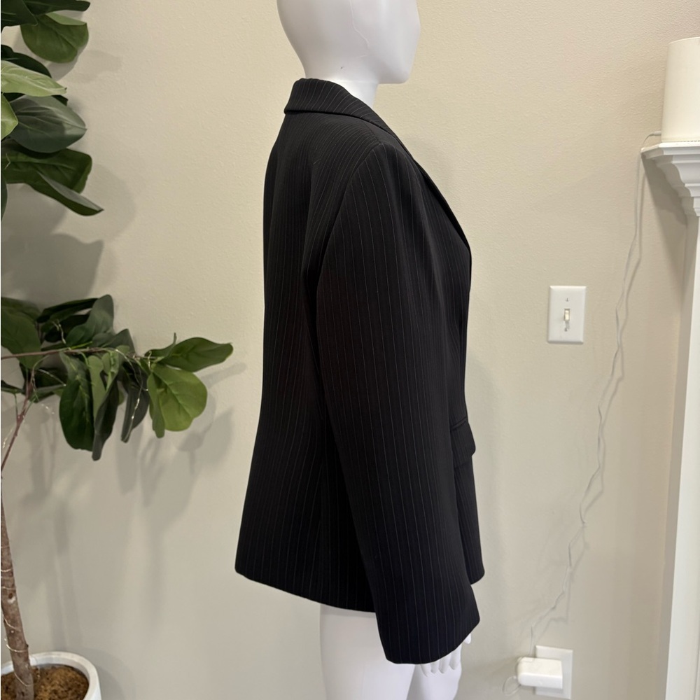 Tahari Arthur S Levine Pinstripe Blazer Womens Petite Size 14, 2 Button Jacket - Picture 6 of 12